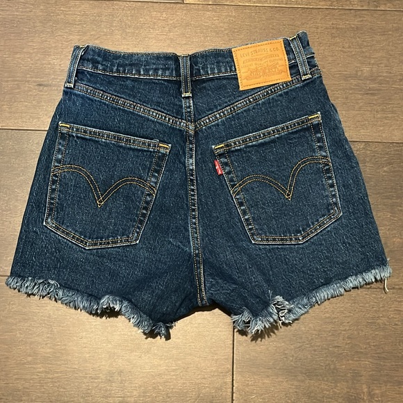 Levi’s Ribcage Shorts - Picture 3 of 6